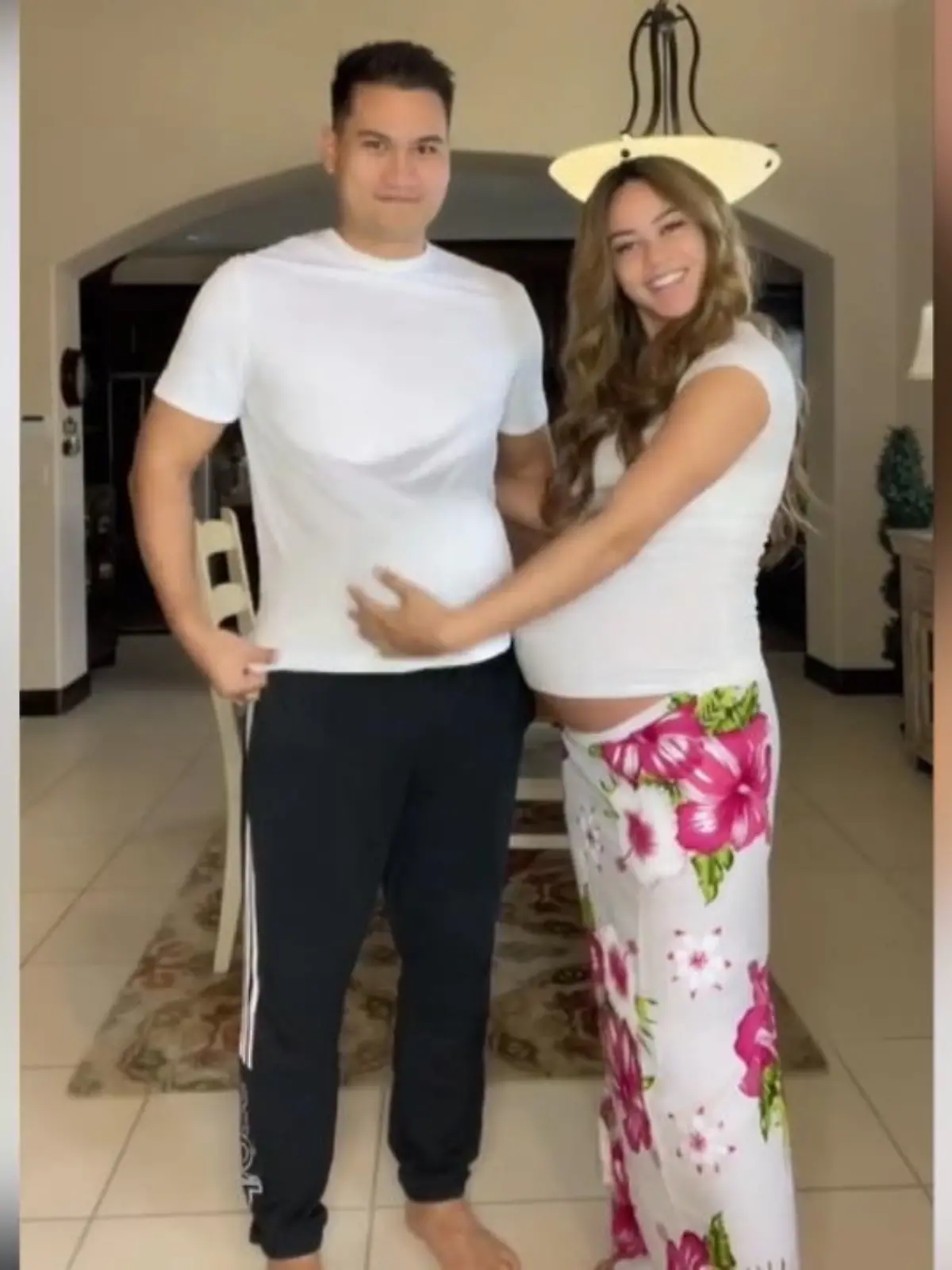 Jazlyne Oleson ist hochschwanger. Dass das mitunter auch sehr anstrengend sein kann, wollte sie ihrem Mann Daniel demonstrieren, indem sie ihm eine Wassermelone um den Bauch klebte. Und dann ging das Leben mit dicken Bauch auch schon los.