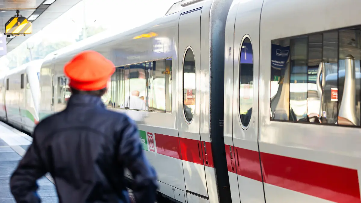 ARCHIV - 02.09.2021, Niedersachsen, Hannover: Ein Mitarbeiter der Deutschen Bahn (DB) steht neben einem ICE-Zug an einem Gleis im Hauptbahnhof Hannover. Die Deutsche Bahn ist mit den Energiespar-Bemühungen ihrer Beschäftigten zufrieden und zahlt ihnen deshalb im Dezember einen steuer- und abgabenfreien Bonus in Höhe von 150 Euro. (zu dpa «Bahn-Beschäftigte erhalten für Energiesparmaßnahmen 150 Euro Bonus») Foto: Michael Matthey/dpa +++ dpa-Bildfunk +++