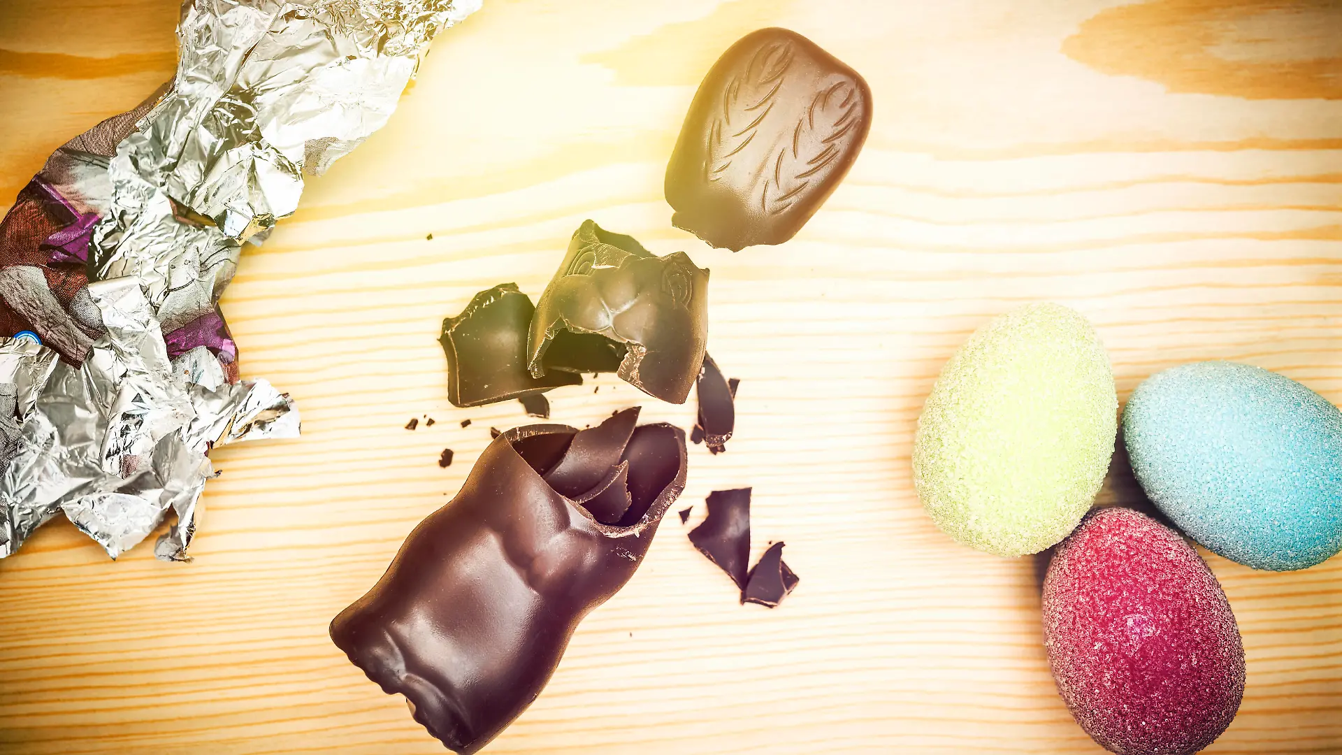 Zerbrochener Schoko-Osterhase, Corona-Ostern *** Broken Chocolate Easter Bunny, Corona Easter