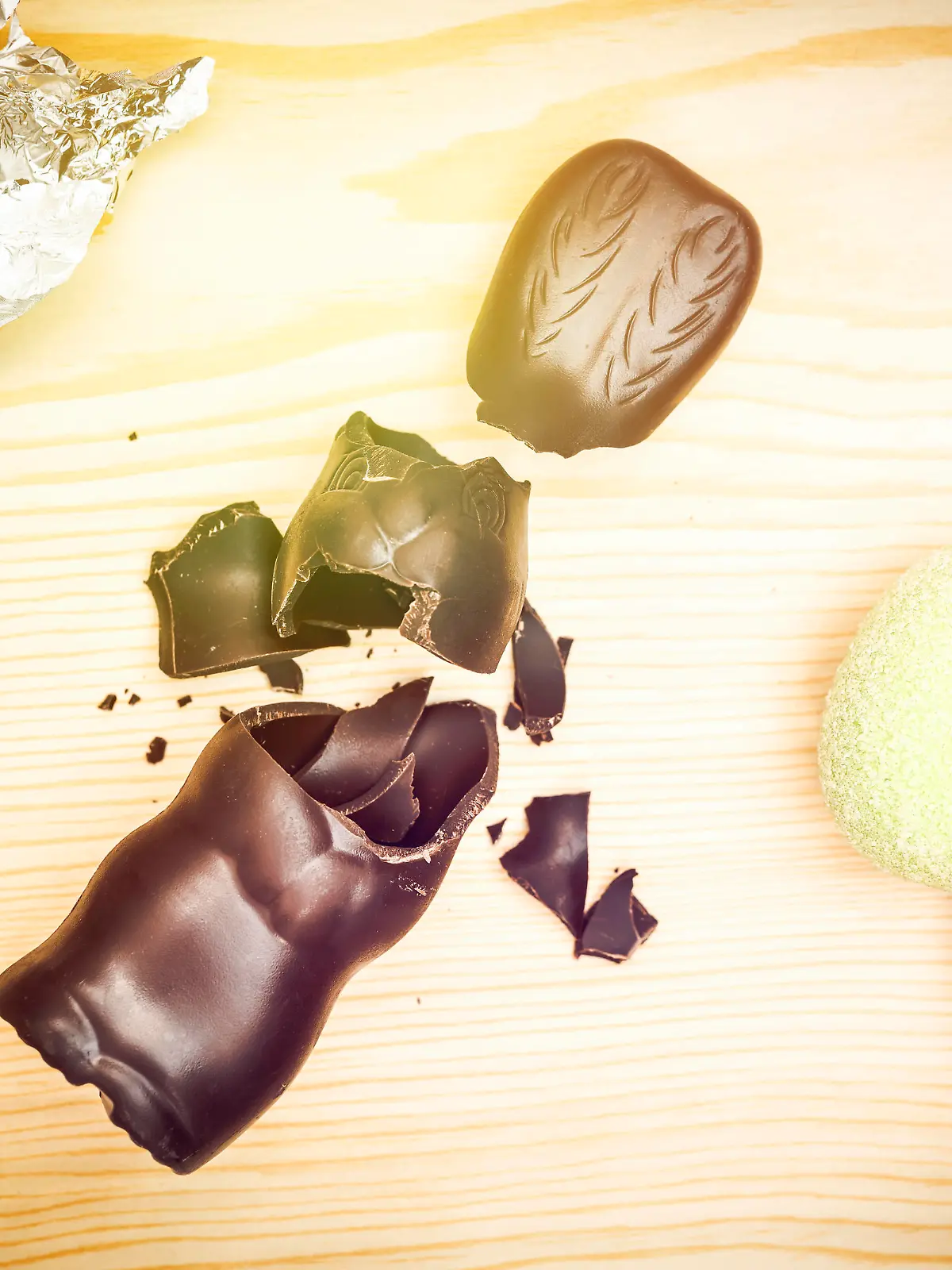  Zerbrochener Schoko-Osterhase, Corona-Ostern *** Broken Chocolate Easter Bunny, Corona Easter