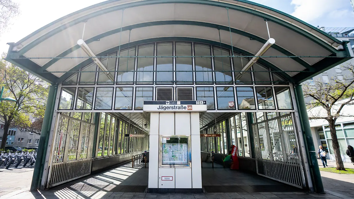 ABD0069_20230420 - WIEN - ÖSTERREICH: Nach einem Überfall in der U6-Station Jägerstraße in Wien ist das Opfer im Spital seinen Verletzungen erlegen. Im Bild: Eingang zur U6-Station Jägerstraße; aufgenommen am Donnerstag, 20. April 2023, in Wien. - FOTO: APA/GEORG HOCHMUTH - 20230420_PD5517
