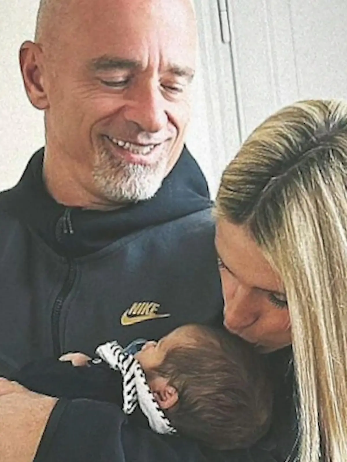 Bild zu: "Hier kuscheln Eros und Michelle mit ihrem Enkel"