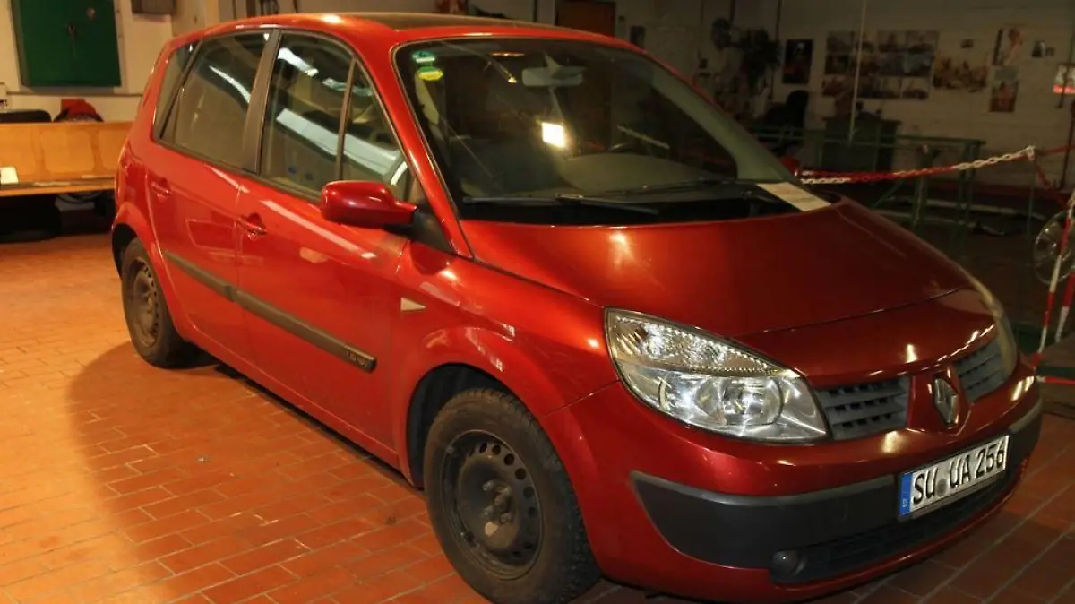 Die Ermittler fragen: Wer hat den roten Pkw Renault Megan Scenic, SU-UA 256 gesehen?