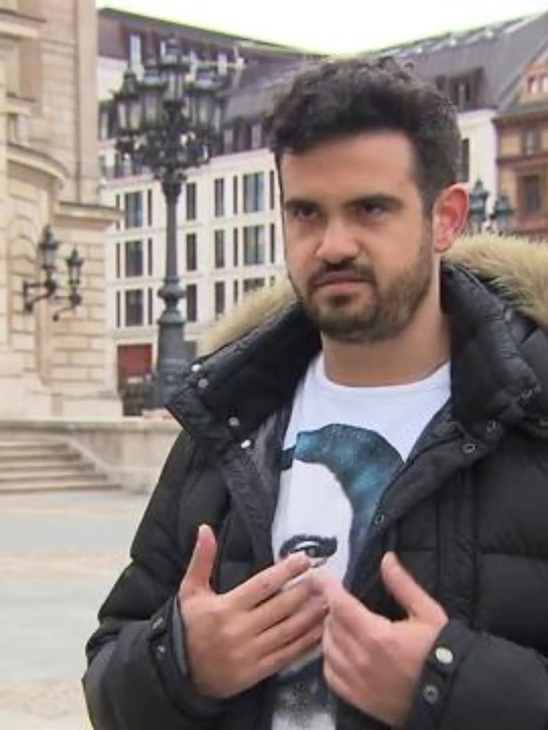 Seit Samstagabend beschäftigt ein Tweet in den sozialen Medien die Beamten des Frankfurter Polizeipräsidiums: Thomas Kalman stellte dort die Frage, ob es normal sei, dass jüdische Mitbürger von der Polizei nach einem „Judenausweis“ gefragt werden würden. Besagter Nutzer will bei einer Kontrolle in genau diese Situation gebracht worden sein. Die Veröffentlichung des Tweets hat hohe Wellen geschlagen, auch die Polizei hat sich mittlerweile zu Wort gemeldet. Wir haben Kalman getroffen, im Video schildert er uns seine Sicht der Geschichte.