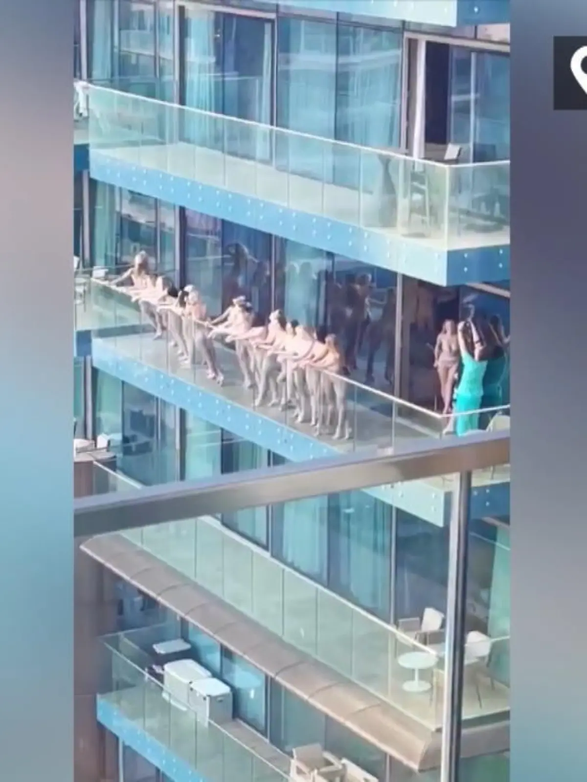 In Dubai ist eine Gruppe junger Frauen festgenommen worden, nachdem dieses Nacktvideo aufgetaucht ist. Das Video zeigt mehrere Frauen auf dem Balkon eines Penthouses in einem noblen Viertel in Dubai. Nachdem die Aufnahmen im Internet landeten wurden die Frauen, sowie ein Mann - der ebenfalls auf dem Balkon war und Aufnahmen machte, festgenommen.