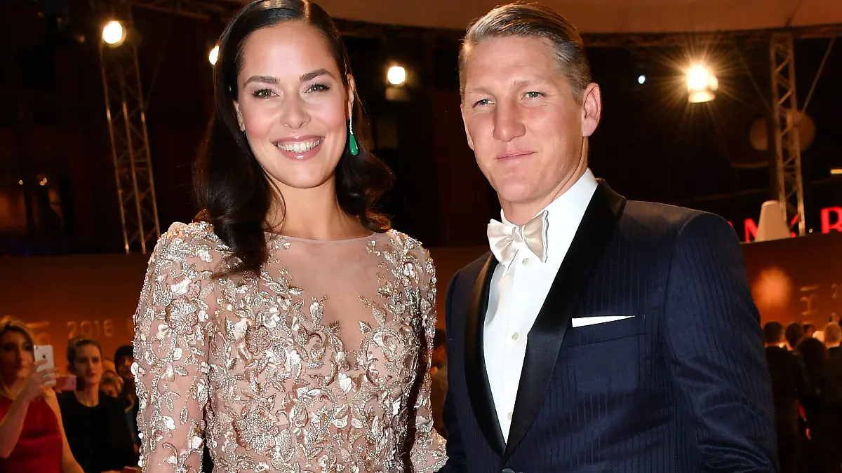 Bastian Schweinsteiger und seine Frau Ana Ivanovic kommen am 17.11.2016 in Berlin zur Bambi-Verleihung. (zu dpa "Ivanovic beendet Tennis-Karriere nach mehreren Verletzungen" vom 28.12.2016) Foto: Jens Kalaene/dpa-Zentralbild/dpa +++(c) dpa - Bildfunk+++