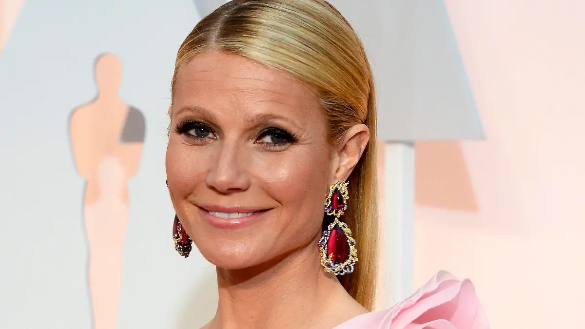 ARCHIV - Gwyneth Paltrow arrives for the 87th annual Academy Awards ceremony at the Dolby Theatre in Hollywood, California, USA, 22 February 2015. EPA/MIKE NELSON (zu dpa Gwyneth Paltrow kapituliert vor Armutsdiät auf Essensmarken vom 17.04.2015) +++(c) dpa - Bildfunk+++