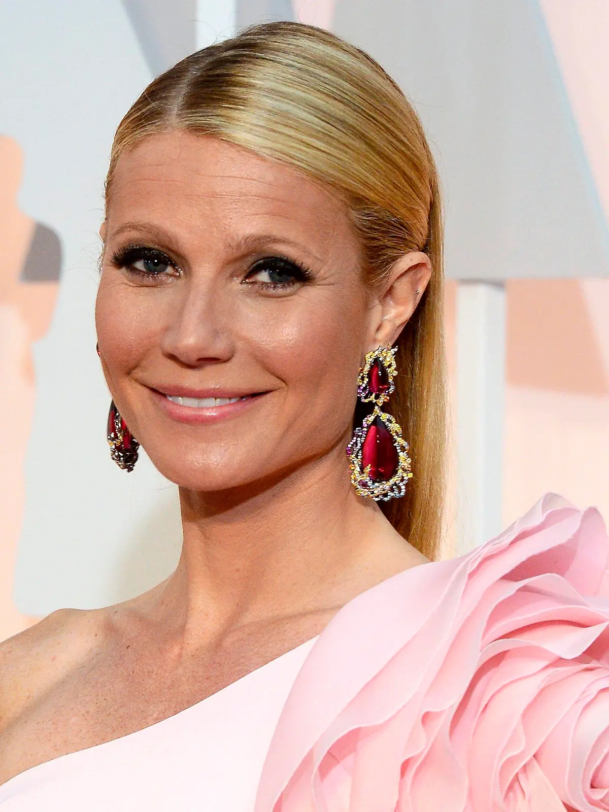 ARCHIV - Gwyneth Paltrow arrives for the 87th annual Academy Awards ceremony at the Dolby Theatre in Hollywood, California, USA, 22 February 2015. EPA/MIKE NELSON (zu dpa Gwyneth Paltrow kapituliert vor Armutsdiät auf Essensmarken vom 17.04.2015) +++(c) dpa - Bildfunk+++