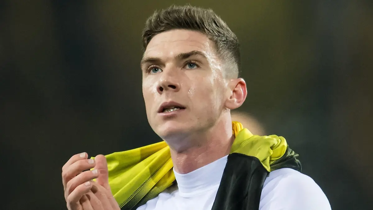 ARCHIV - 15.02.2018, Nordrhein-Westfalen, Dortmund: Fußball, Europa League, Borussia Dortmund - Atalanta Bergamo, K.o.-Runde, Zwischenrunde, Hinspiele, Signal Iduna Park: Robin Gosens von Bergamo hat sich ein Dortmunder Trikot gesichert. (zu dpa «Nationalspieler Gosens: Hielt Nachricht von Löw für einen Scherz») Foto: Bernd Thissen/dpa +++ dpa-Bildfunk +++