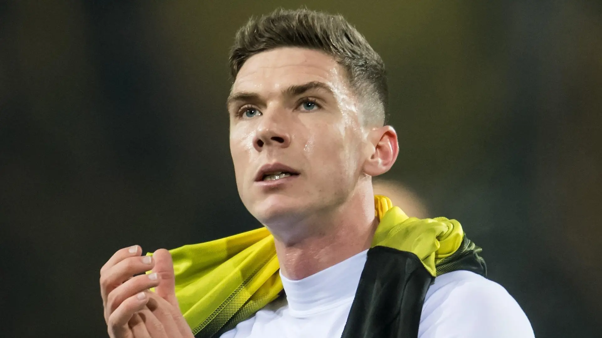 ARCHIV - 15.02.2018, Nordrhein-Westfalen, Dortmund: Fußball, Europa League, Borussia Dortmund - Atalanta Bergamo, K.o.-Runde, Zwischenrunde, Hinspiele, Signal Iduna Park: Robin Gosens von Bergamo hat sich ein Dortmunder Trikot gesichert. (zu dpa «Nationalspieler Gosens: Hielt Nachricht von Löw für einen Scherz») Foto: Bernd Thissen/dpa +++ dpa-Bildfunk +++