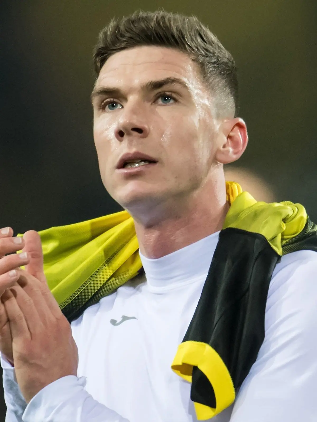 ARCHIV - 15.02.2018, Nordrhein-Westfalen, Dortmund: Fußball, Europa League, Borussia Dortmund - Atalanta Bergamo, K.o.-Runde, Zwischenrunde, Hinspiele, Signal Iduna Park: Robin Gosens von Bergamo hat sich ein Dortmunder Trikot gesichert. (zu dpa «Nationalspieler Gosens: Hielt Nachricht von Löw für einen Scherz») Foto: Bernd Thissen/dpa +++ dpa-Bildfunk +++