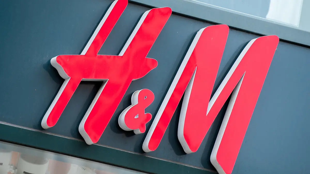ARCHIV - Das Logo der Bekleidungskette Hennes und Mauritz (H&M), aufgenommen am 23.04.2014 an einer Filiale in Berlin. (zu dpa H&M-Läden in Südafrika nach Protesten vorübergehend geschlossen vom 13.01.2018) Foto: Hauke-Christian Dittrich/dpa +++(c) dpa - Bildfunk+++