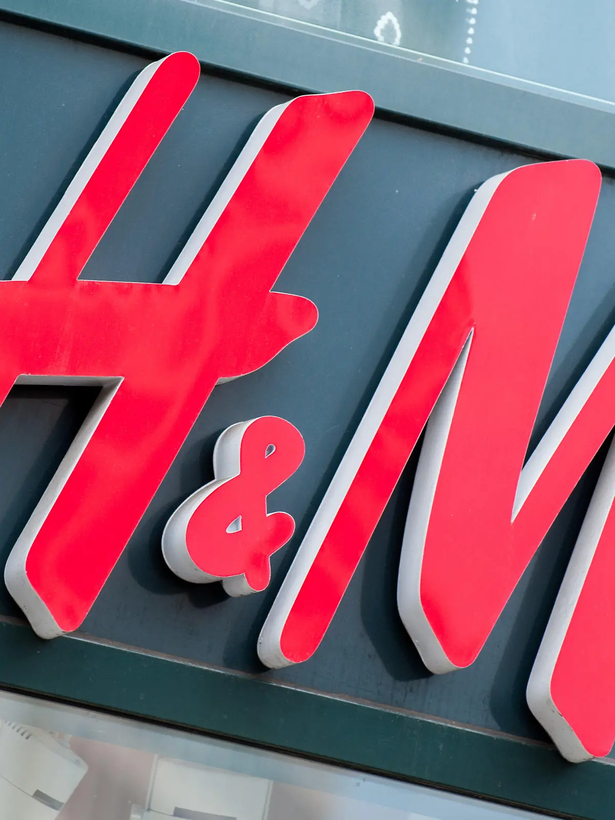 ARCHIV - Das Logo der Bekleidungskette Hennes und Mauritz (H&M), aufgenommen am 23.04.2014 an einer Filiale in Berlin. (zu dpa H&M-Läden in Südafrika nach Protesten vorübergehend geschlossen vom 13.01.2018) Foto: Hauke-Christian Dittrich/dpa +++(c) dpa - Bildfunk+++