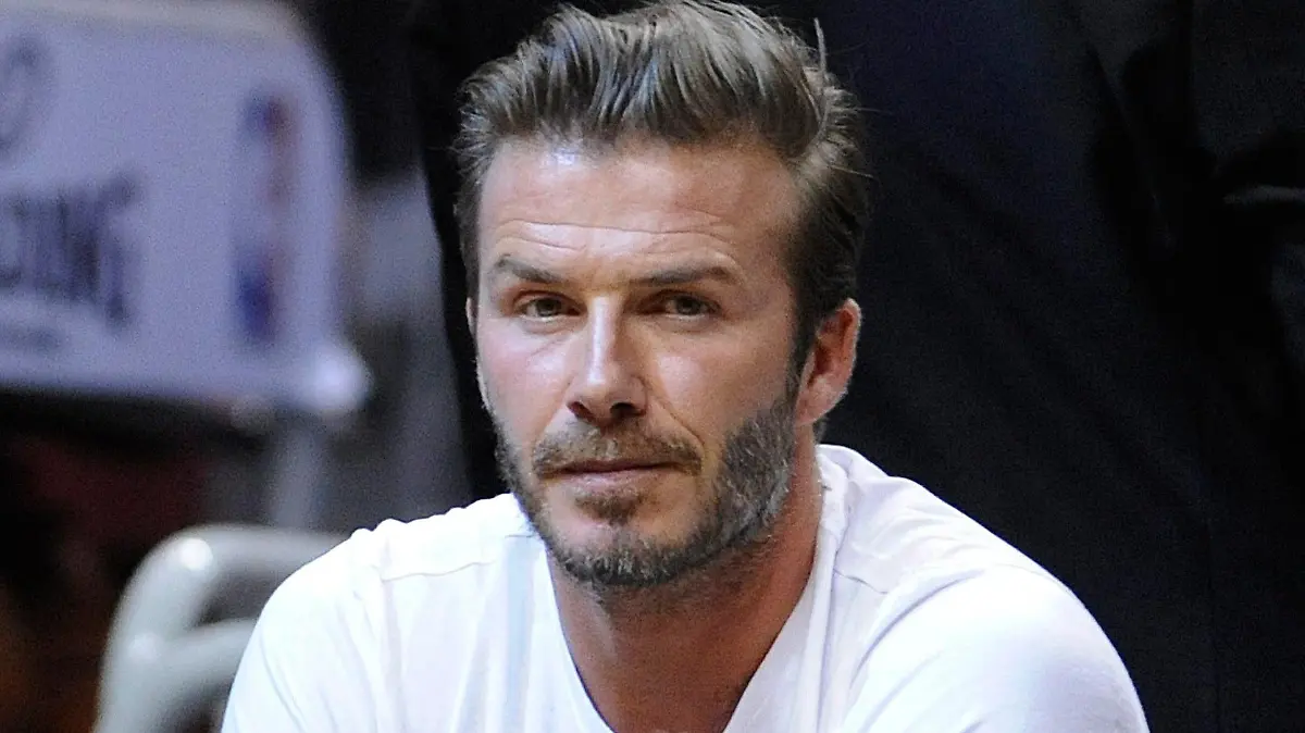 FILE - epa04194381 Former English soccer player David Beckham watches the Brooklyn Nets and the Miami Heat during their Eastern Conference Semifinals NBA playoff game at the American Airlines Arena in Miami, Florida, USA, 06 May 2014. EPA/RHONA WISE CORBIS OUT (zu dpa "David Beckham wehrt sich gegen Kritik am Schnuller seiner Tochter" vom 11.08.2015) +++(c) dpa - Bildfunk+++