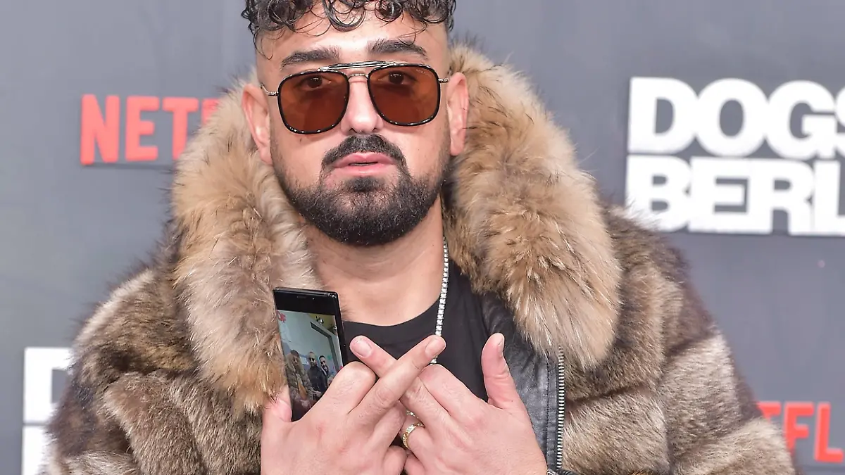 Weltpremiere von DOGS OF BERLIN Haftbefehl, buergerlich Aykut Anhan, ist ein tuerkeistaemmiger deutscher Rapper am schwarzen Teppich zur Weltpremiere von DOGS OF BERLIN im Kino International am 06.12.2018 *** World premiere of DOGS OF BERLIN arrest warrant bourgeois Aykut Anhan is a Turkish German rapper on the black carpet to the world premiere of DOGS OF BERLIN at Kino International on 06 12 2018