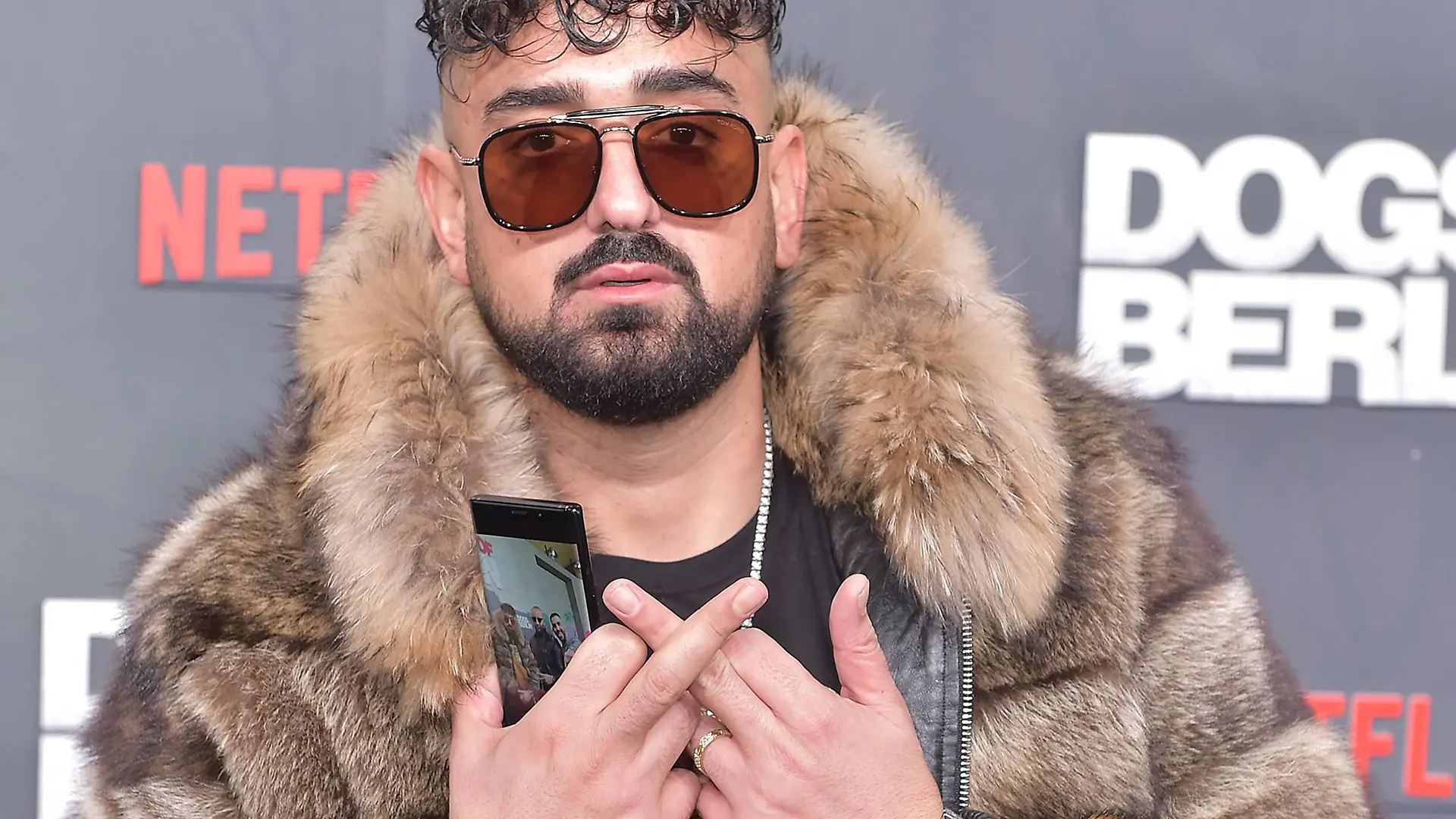  Weltpremiere von DOGS OF BERLIN Haftbefehl, buergerlich Aykut Anhan, ist ein tuerkeistaemmiger deutscher Rapper am schwarzen Teppich zur Weltpremiere von DOGS OF BERLIN im Kino International am 06.12.2018 *** World premiere of DOGS OF BERLIN arrest warrant bourgeois Aykut Anhan is a Turkish German rapper on the black carpet to the world premiere of DOGS OF BERLIN at Kino International on 06 12 2018