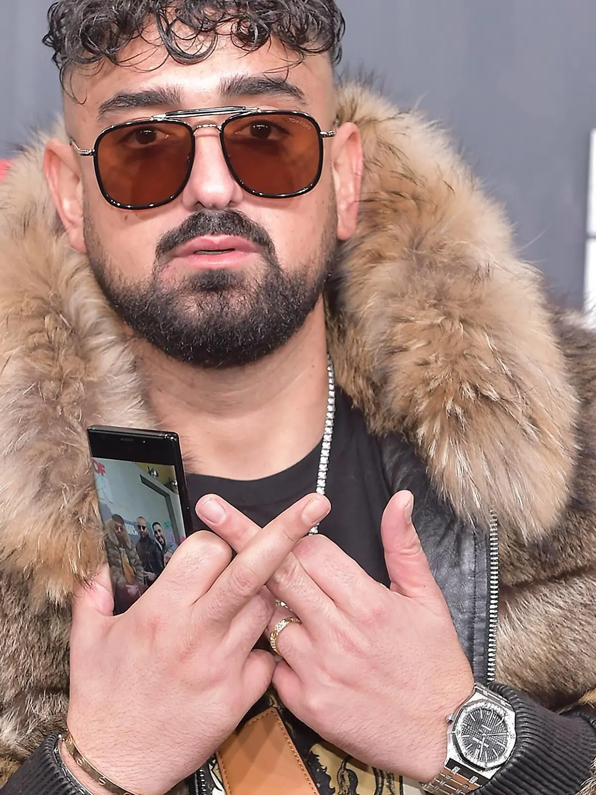  Weltpremiere von DOGS OF BERLIN Haftbefehl, buergerlich Aykut Anhan, ist ein tuerkeistaemmiger deutscher Rapper am schwarzen Teppich zur Weltpremiere von DOGS OF BERLIN im Kino International am 06.12.2018 *** World premiere of DOGS OF BERLIN arrest warrant bourgeois Aykut Anhan is a Turkish German rapper on the black carpet to the world premiere of DOGS OF BERLIN at Kino International on 06 12 2018