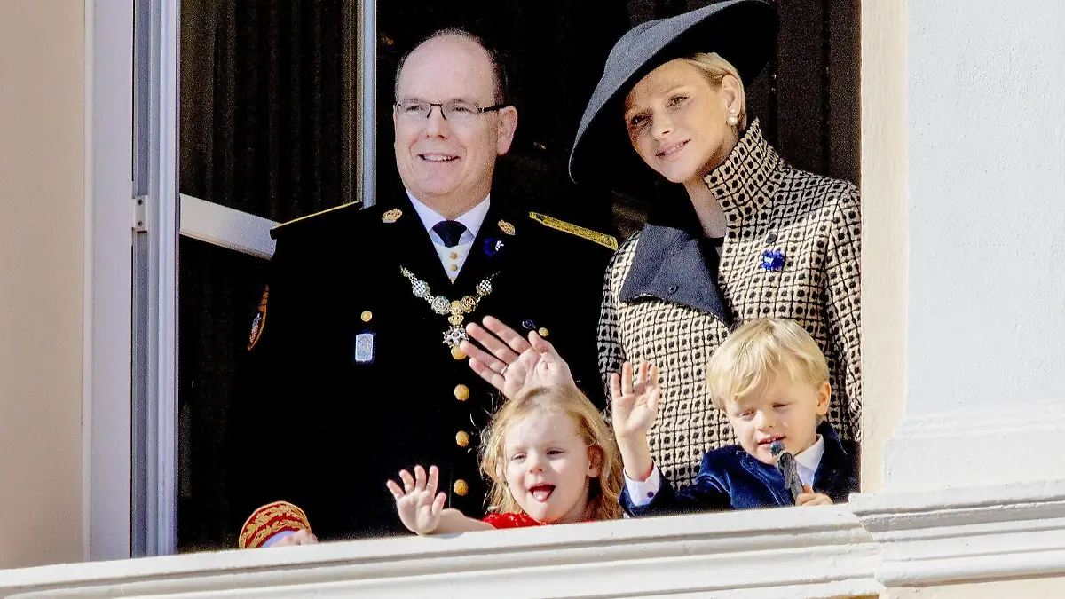 Entertainment Bilder des Tages Monaco, Fürstenfamilie zeigt sich am Nationalfeiertag 19-11-2018 Monaco Princess Charlene of Monaco with Prince Jacques of Monaco and Prince Albert II of Monaco with Princess Gabriella during the Monaco National Day Celebrations in Monaco. PUBLICATIONxINxGERxSUIxAUTxONLY Copyright: xPPEx