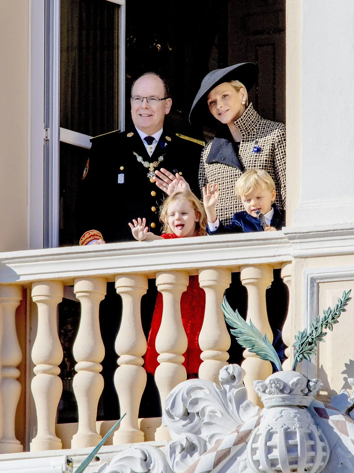 Entertainment Bilder des Tages Monaco, Fürstenfamilie zeigt sich am Nationalfeiertag 19-11-2018 Monaco Princess Charlene of Monaco with Prince Jacques of Monaco and Prince Albert II of Monaco with Princess Gabriella during the Monaco National Day Celebrations in Monaco. PUBLICATIONxINxGERxSUIxAUTxONLY Copyright: xPPEx  
