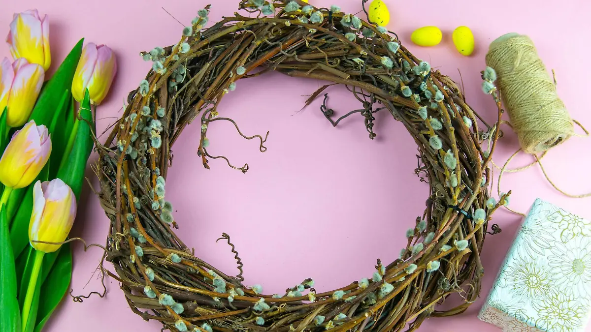  Easter wreath, yellow Easter eggs around tulips, gifts and wrapping paper Copyright: xuspmenx Panthermedia28210951