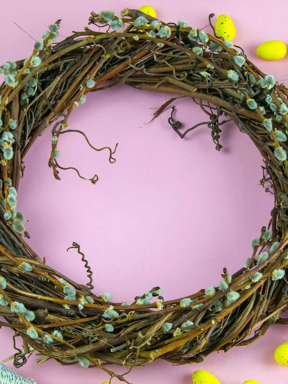  Easter wreath, yellow Easter eggs around tulips, gifts and wrapping paper Copyright: xuspmenx Panthermedia28210951