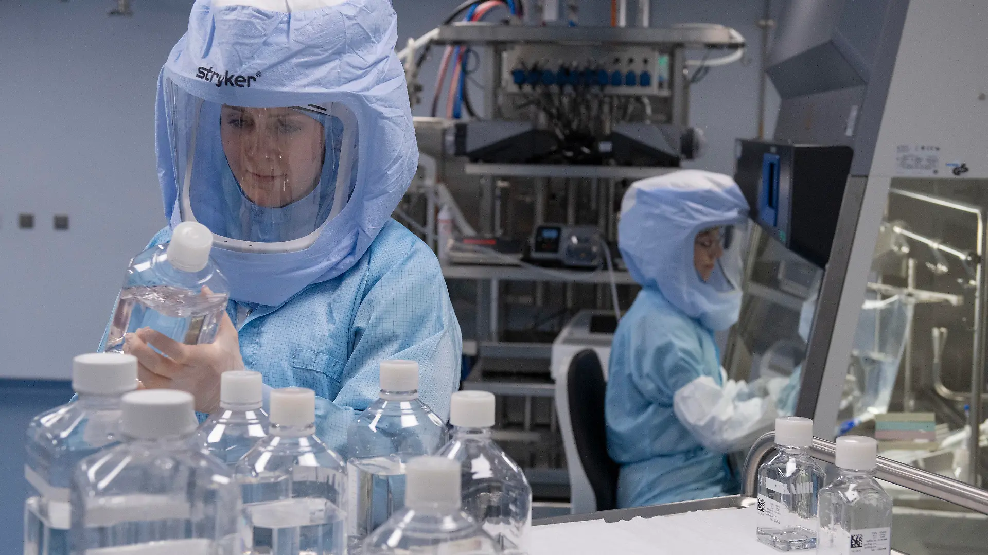 27.03.2021, Hessen, Marburg: Mit Ganzkörper-Schutzanzügen simulieren Laborantinnen der Firma Biontech in einem Reinraum am neuen Produktionsstandort in Marburg die finalen Arbeitsschritte zur Herstellung des Corona-Impfstoffes an einem Bioreaktor. Nach früheren Angaben des Unternehmens sollen im ersten Halbjahr 2021 in Marburg 250 Millionen Dosen des Impfstoffs von Biontech und seines US-Partners Pfizer hergestellt werden. Sobald das Werk in Marburg voll betriebsbereit ist, will die Firma dort 750 Millionen Dosen des COVID-19-Impfstoffs jährlich herstellen. Foto: Boris Roessler/dpa +++ dpa-Bildfunk +++