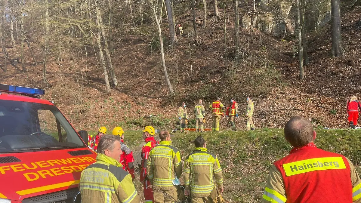 Freital-Hainsberg: Feuerwehr an steilem Abhang im Einsatz - nach Absturz von zwei Fahrradfahrern