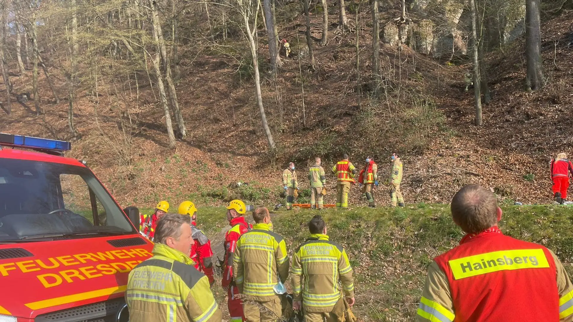 Freital-Hainsberg: Feuerwehr an steilem Abhang im Einsatz - nach Absturz von zwei Fahrradfahrern