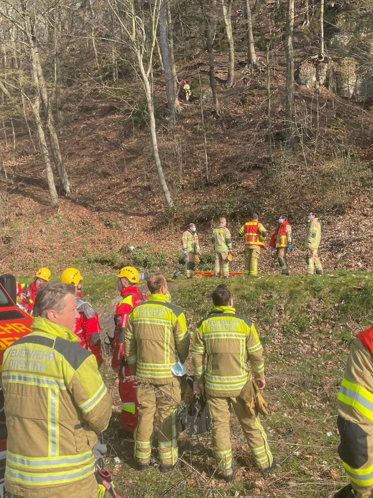 Freital-Hainsberg: Feuerwehr an steilem Abhang im Einsatz - nach Absturz von zwei Fahrradfahrern