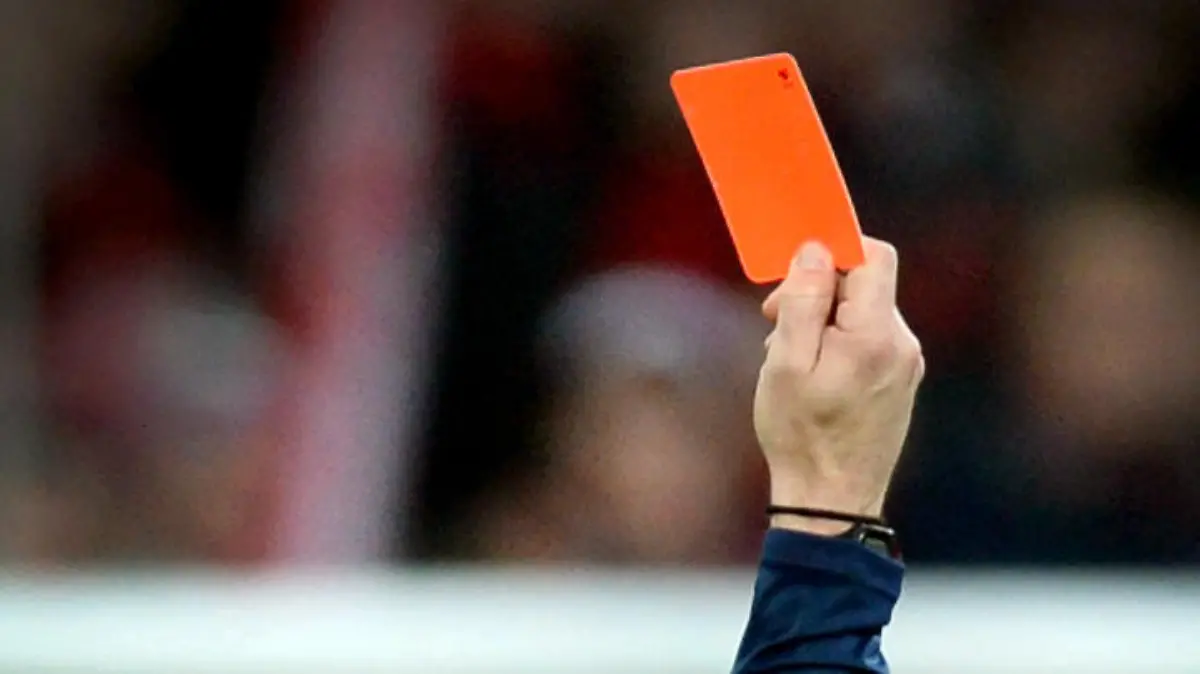 ARCHIV - 21.02.2015, Baden-Württemberg, Freiburg: Ein Schiedsrichter zeigt einem Fußballspieler die rote Karte.Die Führung des Deutschen Fußball-Bundes hat die zunehmende Gewalt gegen Amateur-Schiedsrichter scharf verurteilt und den ehrenamtlichen Unparteiischen die volle Unterstützung zugesagt. Foto: Patrick Seeger/dpa +++ dpa-Bildfunk +++
