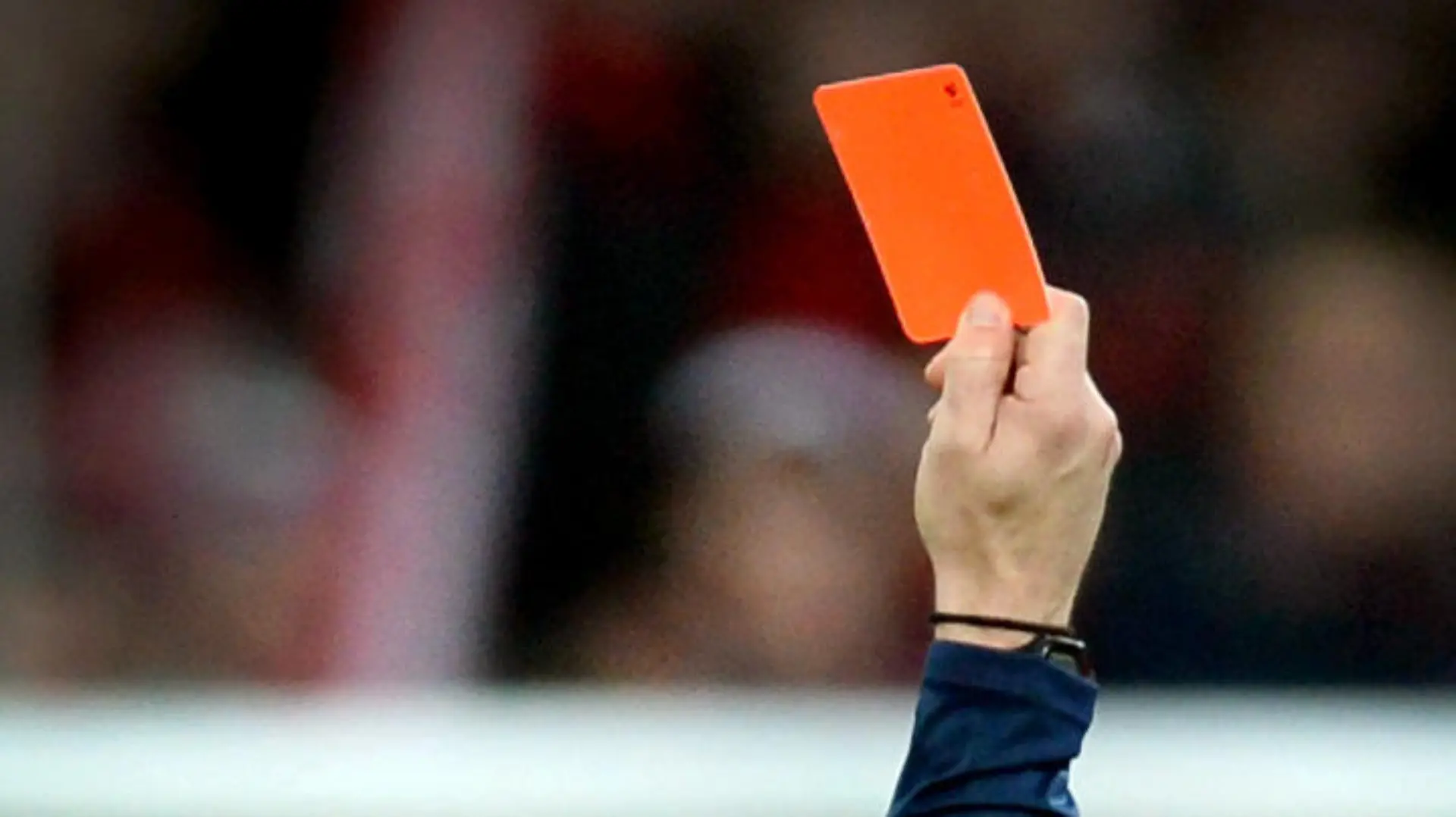 ARCHIV - 21.02.2015, Baden-Württemberg, Freiburg: Ein Schiedsrichter zeigt einem Fußballspieler die rote Karte.Die Führung des Deutschen Fußball-Bundes hat die zunehmende Gewalt gegen Amateur-Schiedsrichter scharf verurteilt und den ehrenamtlichen Unparteiischen die volle Unterstützung zugesagt. Foto: Patrick Seeger/dpa +++ dpa-Bildfunk +++