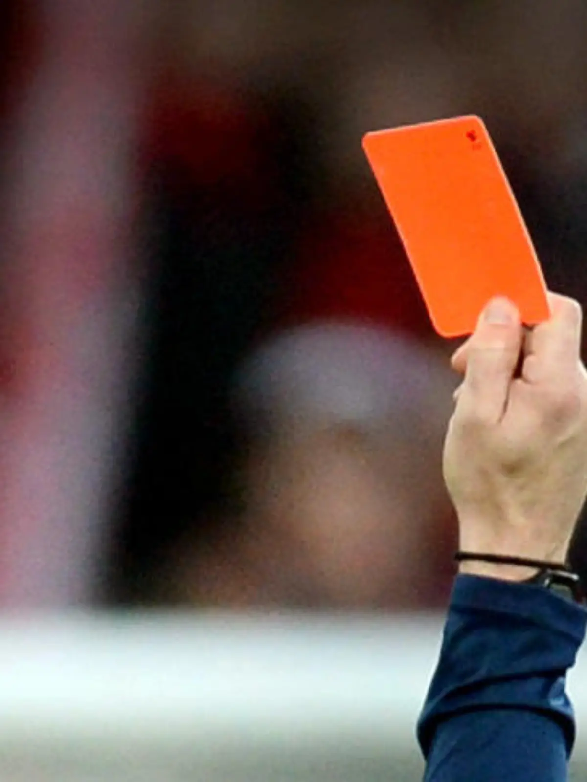 ARCHIV - 21.02.2015, Baden-Württemberg, Freiburg: Ein Schiedsrichter zeigt einem Fußballspieler die rote Karte.Die Führung des Deutschen Fußball-Bundes hat die zunehmende Gewalt gegen Amateur-Schiedsrichter scharf verurteilt und den ehrenamtlichen Unparteiischen die volle Unterstützung zugesagt. Foto: Patrick Seeger/dpa +++ dpa-Bildfunk +++