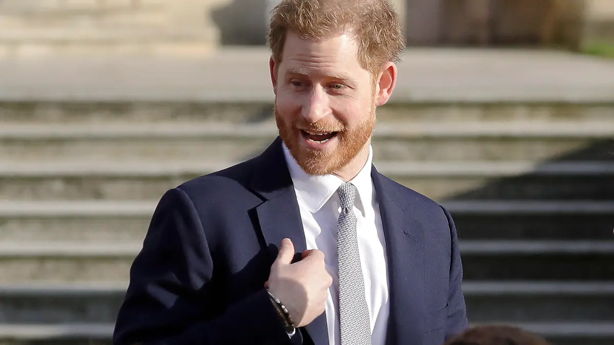 ARCHIV - 16.01.2020, Großbritannien, London: Prinz Harry, Herzog von Sussex, steht im Garten des Buckingham Palace. Prinz Harry war zu Gast in der US-amerikanischen «Late Late Show» des britischen TV-Moderators Corden. (zu dpa: «Harry: «The Crown» ist Fiktion, aber basiert lose auf der Wahrheit» und «Harry: Queen hat Archie zu Weihnachten ein Waffeleisen geschenkt») Foto: Kirsty Wigglesworth/AP/dpa +++ dpa-Bildfunk +++