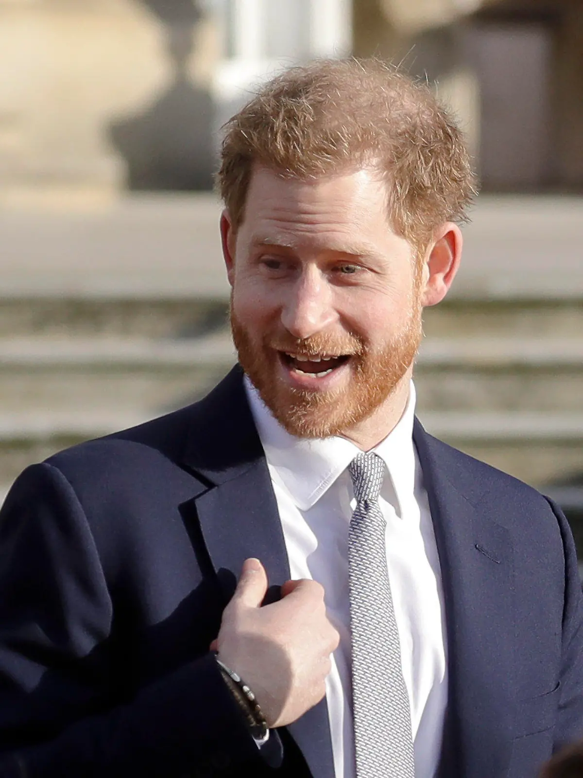 ARCHIV - 16.01.2020, Großbritannien, London: Prinz Harry, Herzog von Sussex, steht im Garten des Buckingham Palace. Prinz Harry war zu Gast in der US-amerikanischen «Late Late Show» des britischen TV-Moderators Corden. (zu dpa: «Harry: «The Crown» ist Fiktion, aber basiert lose auf der Wahrheit» und «Harry: Queen hat Archie zu Weihnachten ein Waffeleisen geschenkt») Foto: Kirsty Wigglesworth/AP/dpa +++ dpa-Bildfunk +++