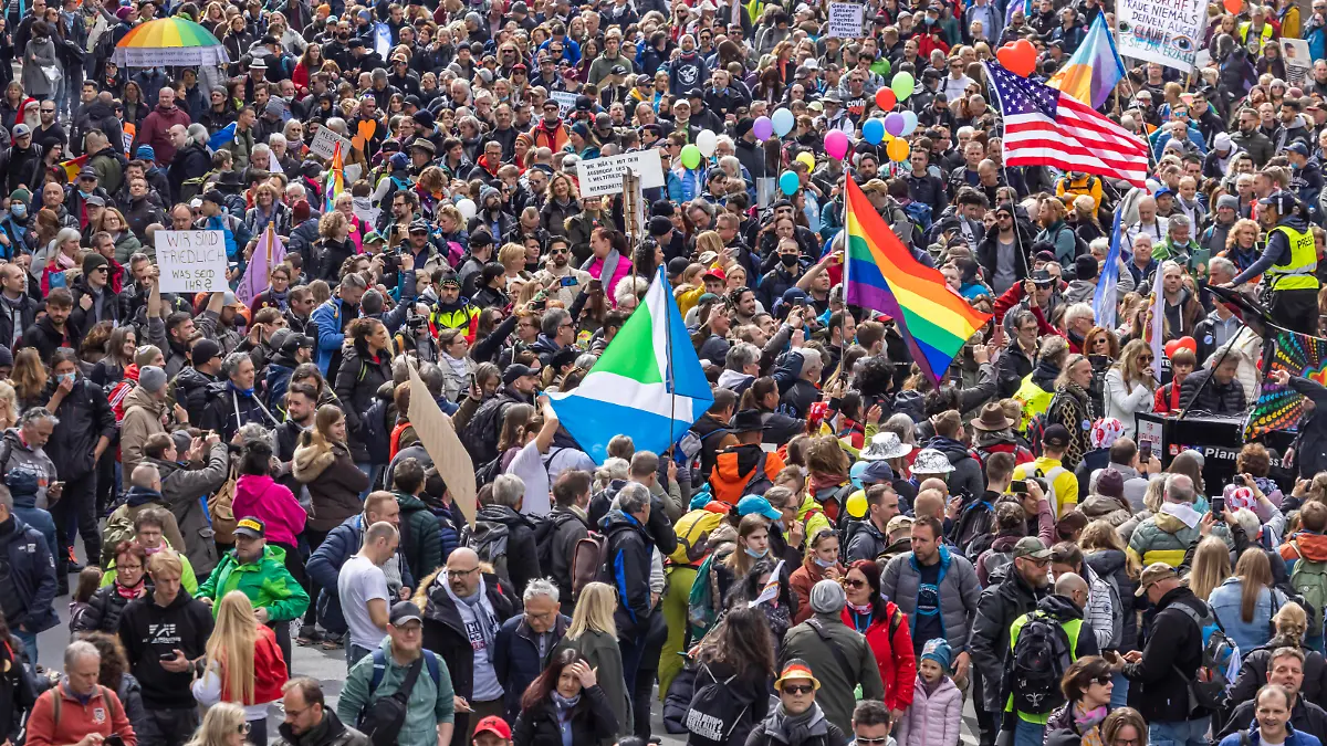 Querdenker und andere Gegner der Pandemie-Einschränkungen haben in Stuttgart ohne Abstand und weitgehend ohne Schutzmaske demonstriert. Mindestens vier Demos mit 2500 Teilnehmern waren angemeldet, gekommen waren aber weit mehr. Hier der Zug der Demonstranten durch die Innenstadt über die B10/B14 zum offiziellen Versammlungsort, dem Cannstatter Wasen. // 03.04.2021: Europa, DEU, Deutschland, Baden-Württemberg, Stuttgart. *** Lateral thinkers and other opponents of the pandemic restrictions have demonstrated in Stuttgart without distance and largely without protective masks At least four demos with 2500 participants were registered, but far more came Here the procession of demonstrators through the city center via the B10 B14
