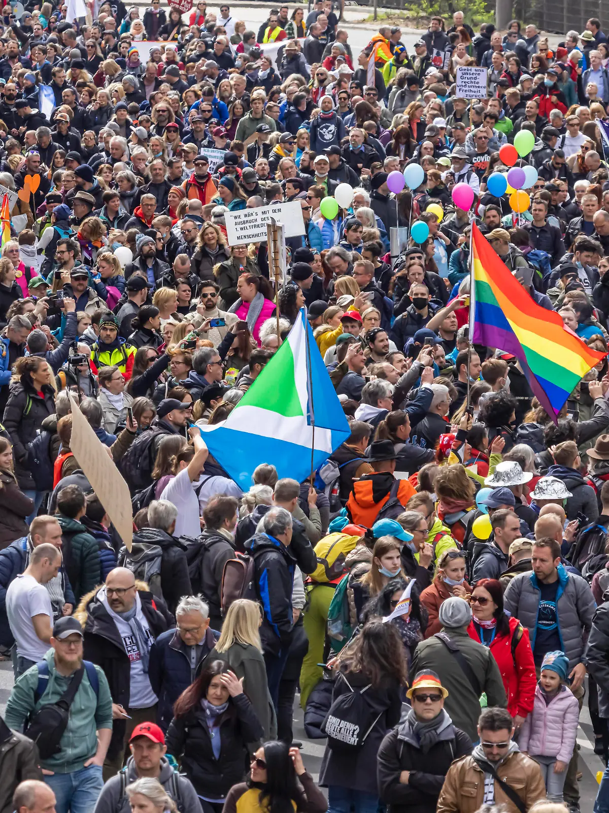  Querdenker und andere Gegner der Pandemie-Einschränkungen haben in Stuttgart ohne Abstand und weitgehend ohne Schutzmaske demonstriert. Mindestens vier Demos mit 2500 Teilnehmern waren angemeldet, gekommen waren aber weit mehr. Hier der Zug der Demonstranten durch die Innenstadt über die B10/B14 zum offiziellen Versammlungsort, dem Cannstatter Wasen. // 03.04.2021: Europa, DEU, Deutschland, Baden-Württemberg, Stuttgart. *** Lateral thinkers and other opponents of the pandemic restrictions have demonstrated in Stuttgart without distance and largely without protective masks At least four demos with 2500 participants were registered, but far more came Here the procession of demonstrators through the city center via the B10 B14