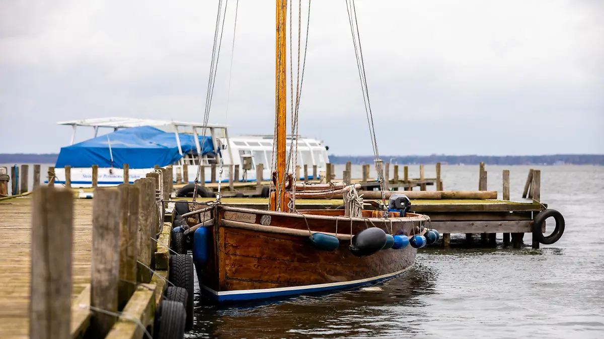 27.03.2021, Niedersachsen, Steinhude: Boote liegen bei trübem Wetter an einem Steg im Steinhuder Meer. In Niedersachsen haben die Osterferien begonnen. Foto: Moritz Frankenberg/dpa +++ dpa-Bildfunk +++