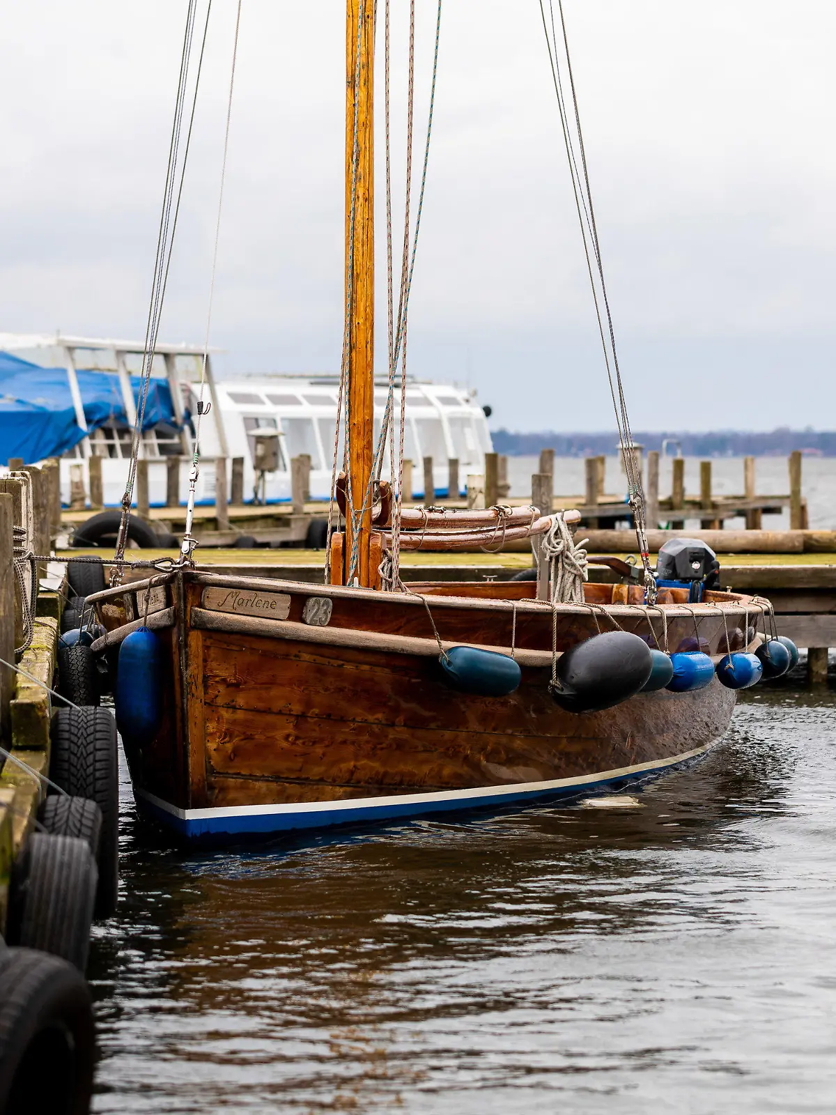 27.03.2021, Niedersachsen, Steinhude: Boote liegen bei trübem Wetter an einem Steg im Steinhuder Meer. In Niedersachsen haben die Osterferien begonnen. Foto: Moritz Frankenberg/dpa +++ dpa-Bildfunk +++