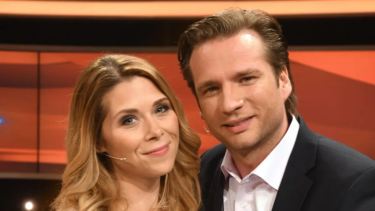 die Ex Eiskunstläufer Tanja Szewczenko und ihr Ehemann Norman Jeschke posieren am 09.05.2017 in Hürth bei Köln nach der Aufzeichnung der ARD Quiz Show Paarduell Sendetermin 29.05.2017 im Ersten.