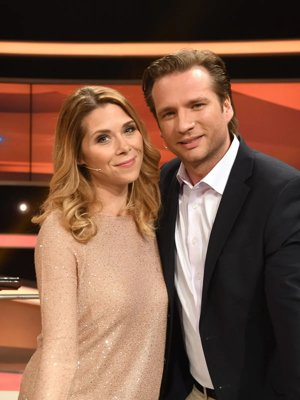  die Ex Eiskunstläufer Tanja Szewczenko und ihr Ehemann Norman Jeschke posieren am 09.05.2017 in Hürth bei Köln nach der Aufzeichnung der ARD Quiz Show Paarduell Sendetermin 29.05.2017 im Ersten.