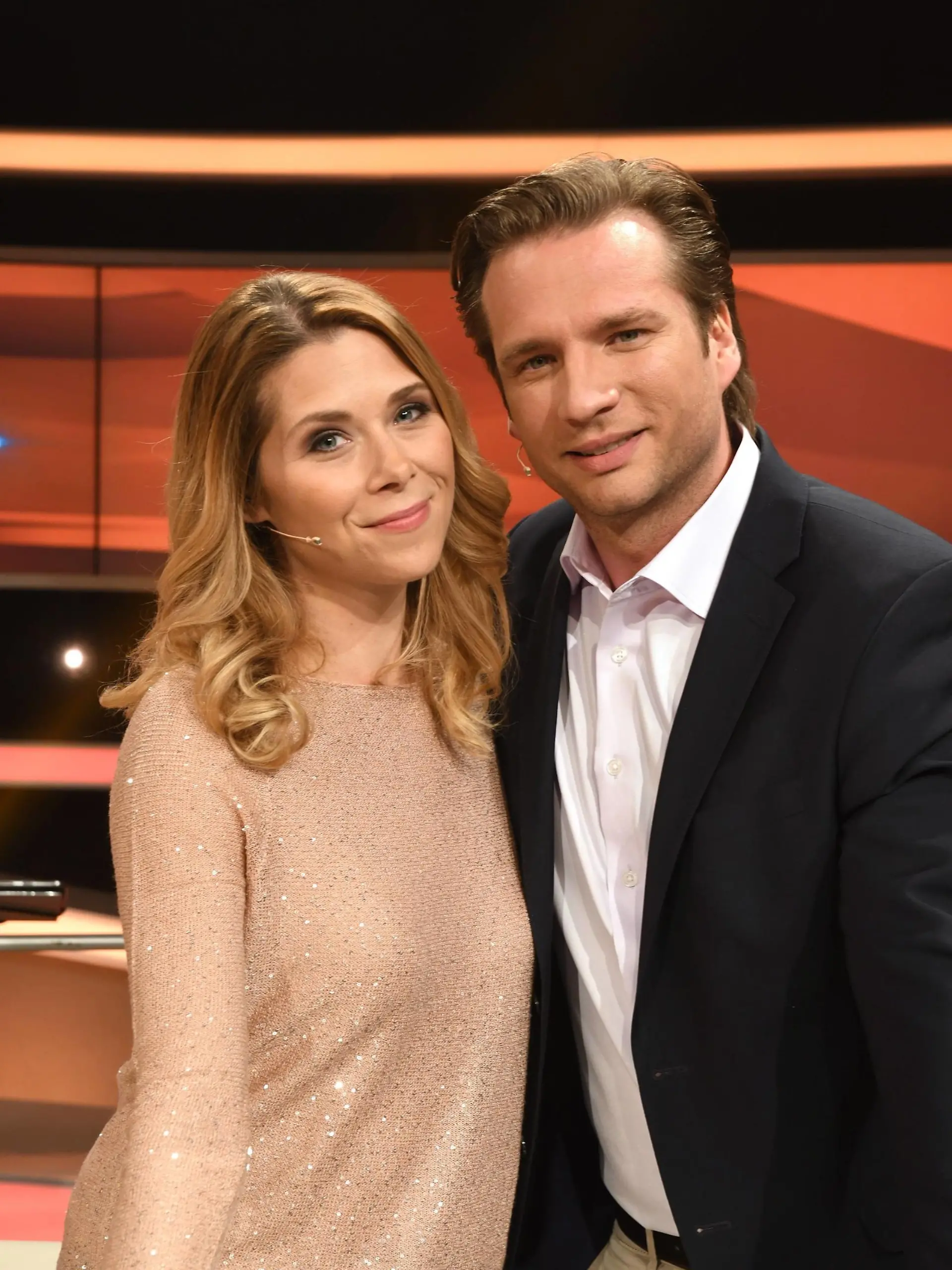  die Ex Eiskunstläufer Tanja Szewczenko und ihr Ehemann Norman Jeschke posieren am 09.05.2017 in Hürth bei Köln nach der Aufzeichnung der ARD Quiz Show Paarduell Sendetermin 29.05.2017 im Ersten.