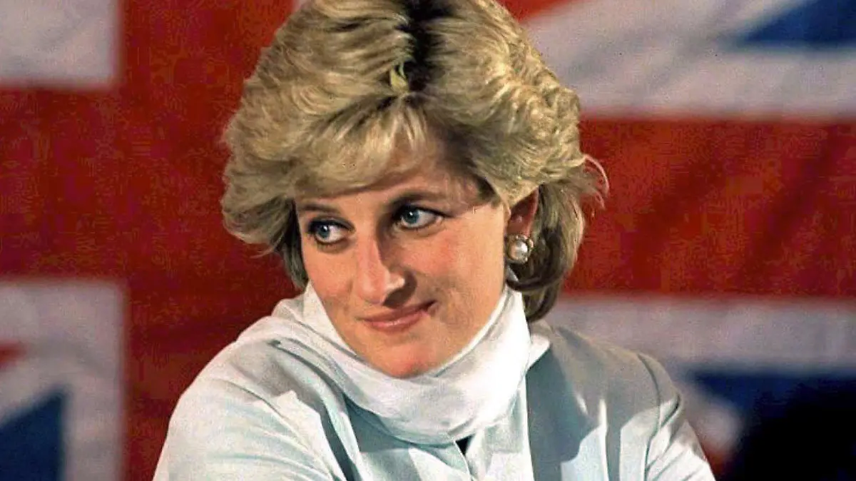 ARCHIV - 22.02.1996, Pakistan, Lahore: Prinzessin Diana vor der britischen Fahne. (zu dpa "Enkel schicken Prinzessin Diana Muttertagsgruß: «Papa vermisst dich»") Foto: John Giles/PA/epa/dpa +++ dpa-Bildfunk +++