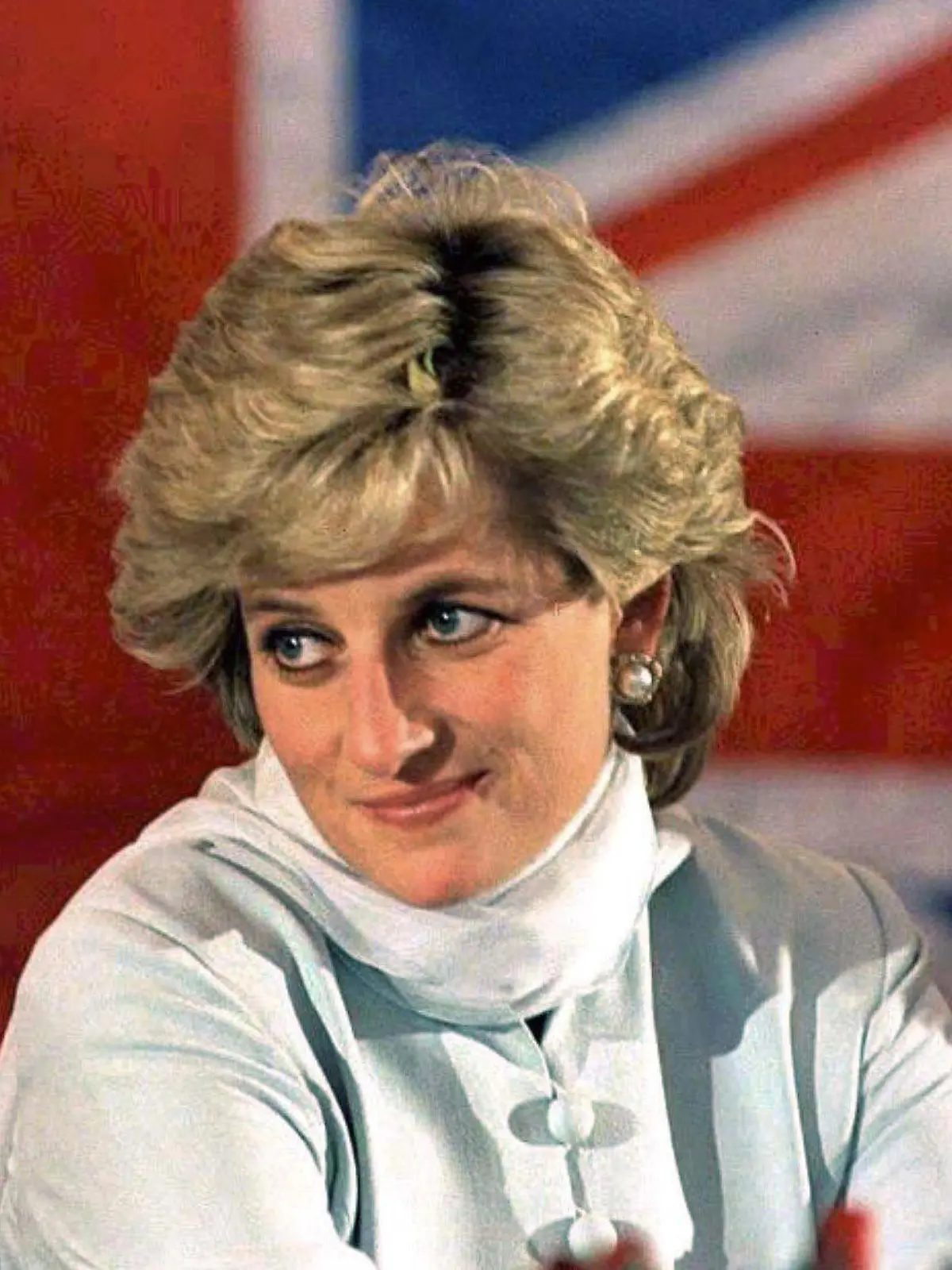 ARCHIV - 22.02.1996, Pakistan, Lahore: Prinzessin Diana vor der britischen Fahne. (zu dpa "Enkel schicken Prinzessin Diana Muttertagsgruß: «Papa vermisst dich»") Foto: John Giles/PA/epa/dpa +++ dpa-Bildfunk +++