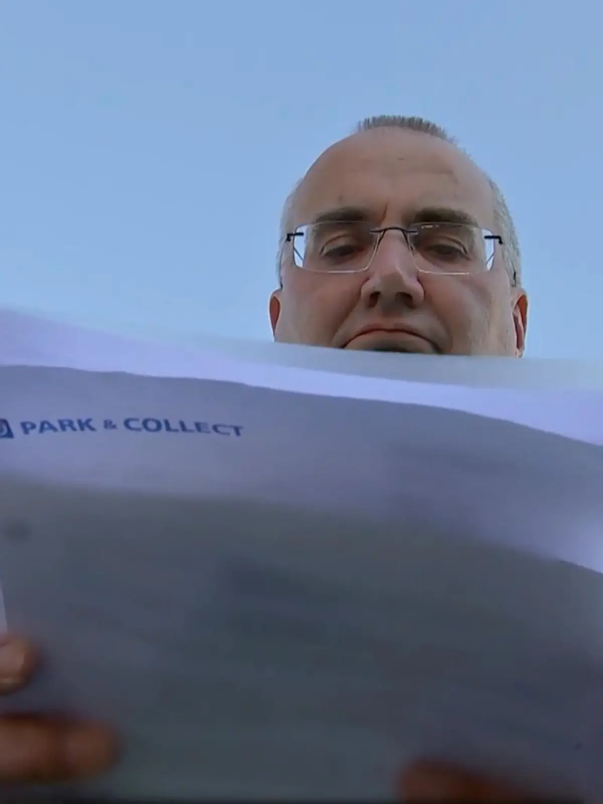 Es ist ein lukratives Geschäftsmodell, das sich ein Anwohner aus Bad Homburg da ausgedacht hat. Der Mann, der gegenüber einer Bäckerei wohnt, verpetzt Falschparker über die Inkasso-App „Park and Collect“. Die Betroffenen sollen dann hohe Geldsummern an Strafe zahlen. Und der Anschwärzer kassiert auch noch bis zu 40 Euro Provision.