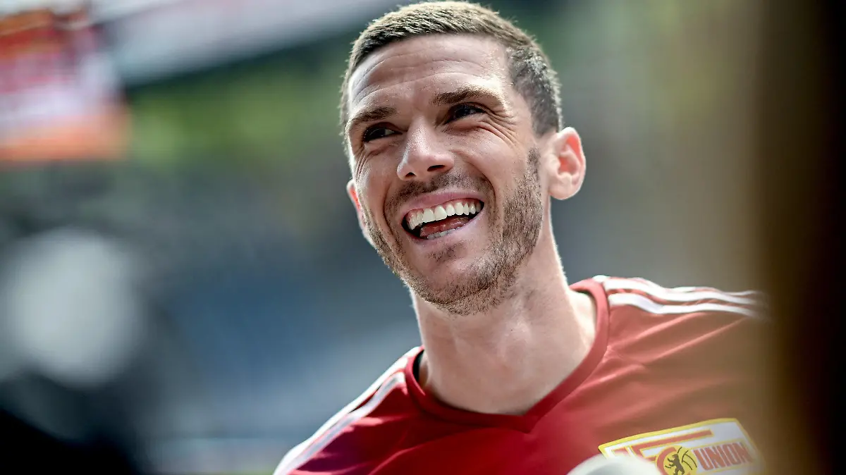 23.08.2023, Berlin: Training des Bundesligisten 1. FC Union Berlin, im Stadion an der Alten Försterei. Spieler Robin Gosens im Mediengespräch. Foto: Britta Pedersen/dpa - WICHTIGER HINWEIS: Gemäß den Vorgaben der DFL Deutsche Fußball Liga bzw. des DFB Deutscher Fußball-Bund ist es untersagt, in dem Stadion und/oder vom Spiel angefertigte Fotoaufnahmen in Form von Sequenzbildern und/oder videoähnlichen Fotostrecken zu verwerten bzw. verwerten zu lassen. +++ dpa-Bildfunk +++