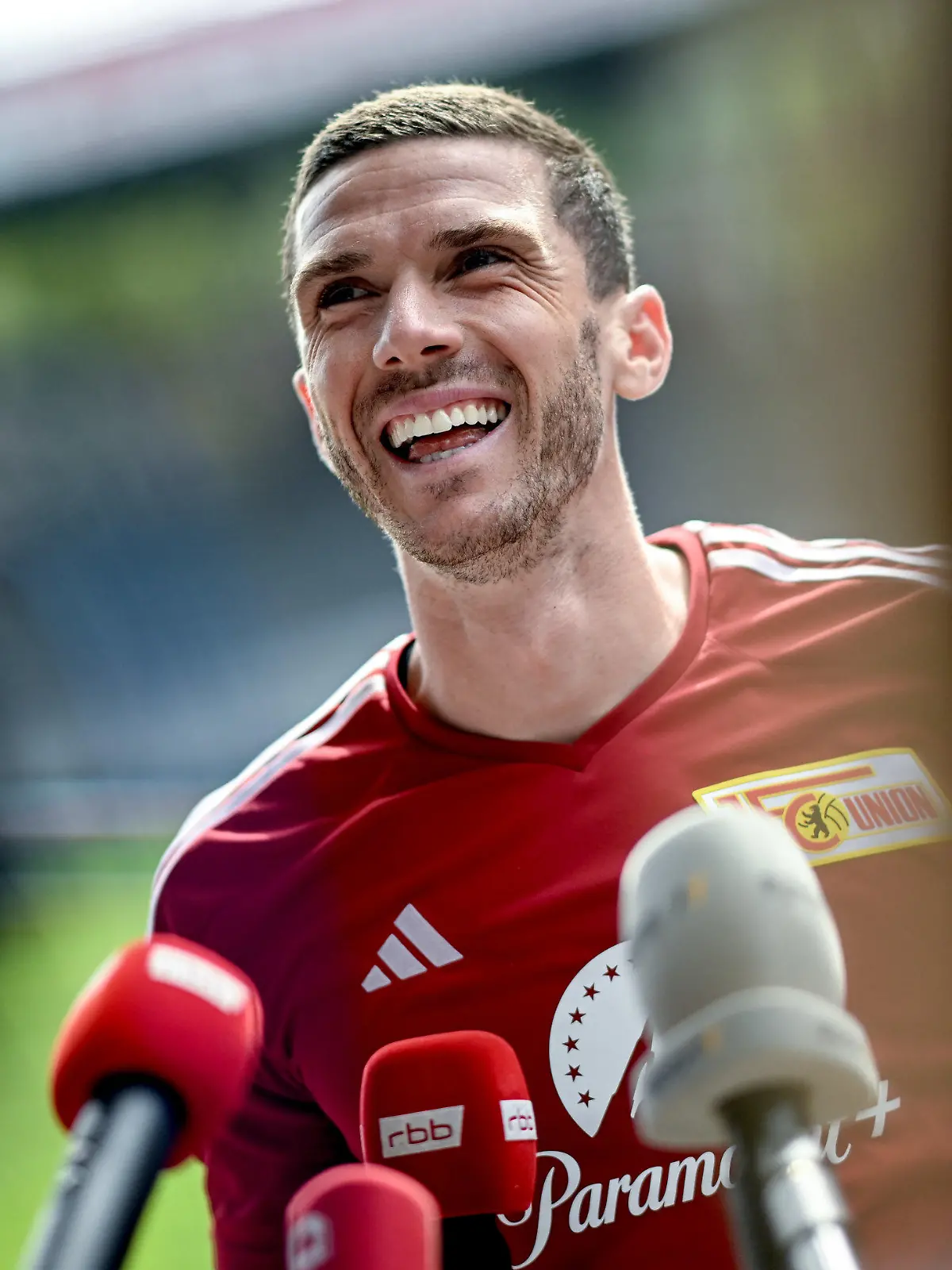 23.08.2023, Berlin: Training des Bundesligisten 1. FC Union Berlin, im Stadion an der Alten Försterei. Spieler Robin Gosens im Mediengespräch. Foto: Britta Pedersen/dpa - WICHTIGER HINWEIS: Gemäß den Vorgaben der DFL Deutsche Fußball Liga bzw. des DFB Deutscher Fußball-Bund ist es untersagt, in dem Stadion und/oder vom Spiel angefertigte Fotoaufnahmen in Form von Sequenzbildern und/oder videoähnlichen Fotostrecken zu verwerten bzw. verwerten zu lassen. +++ dpa-Bildfunk +++