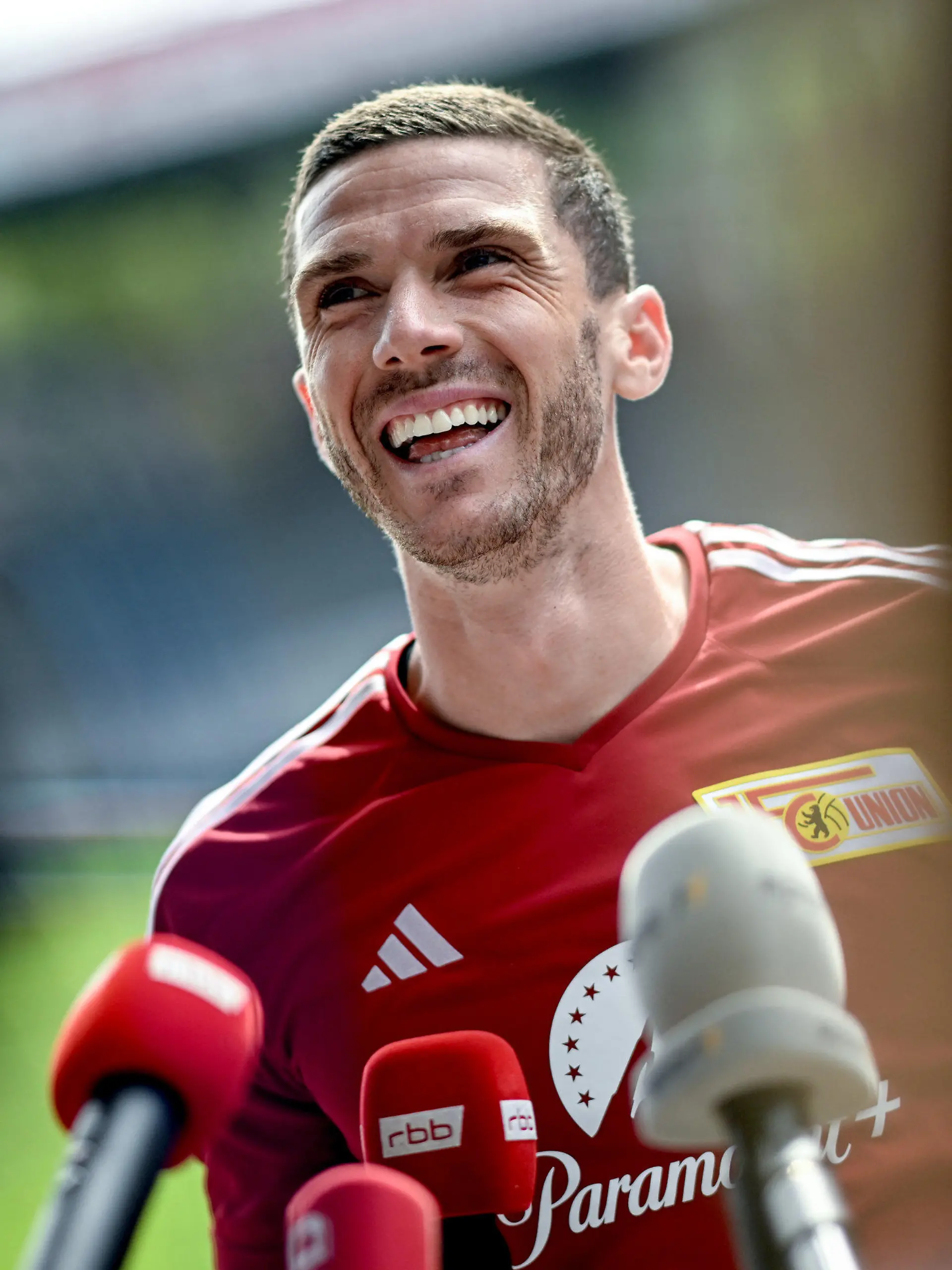 23.08.2023, Berlin: Training des Bundesligisten 1. FC Union Berlin, im Stadion an der Alten Försterei. Spieler Robin Gosens im Mediengespräch. Foto: Britta Pedersen/dpa - WICHTIGER HINWEIS: Gemäß den Vorgaben der DFL Deutsche Fußball Liga bzw. des DFB Deutscher Fußball-Bund ist es untersagt, in dem Stadion und/oder vom Spiel angefertigte Fotoaufnahmen in Form von Sequenzbildern und/oder videoähnlichen Fotostrecken zu verwerten bzw. verwerten zu lassen. +++ dpa-Bildfunk +++