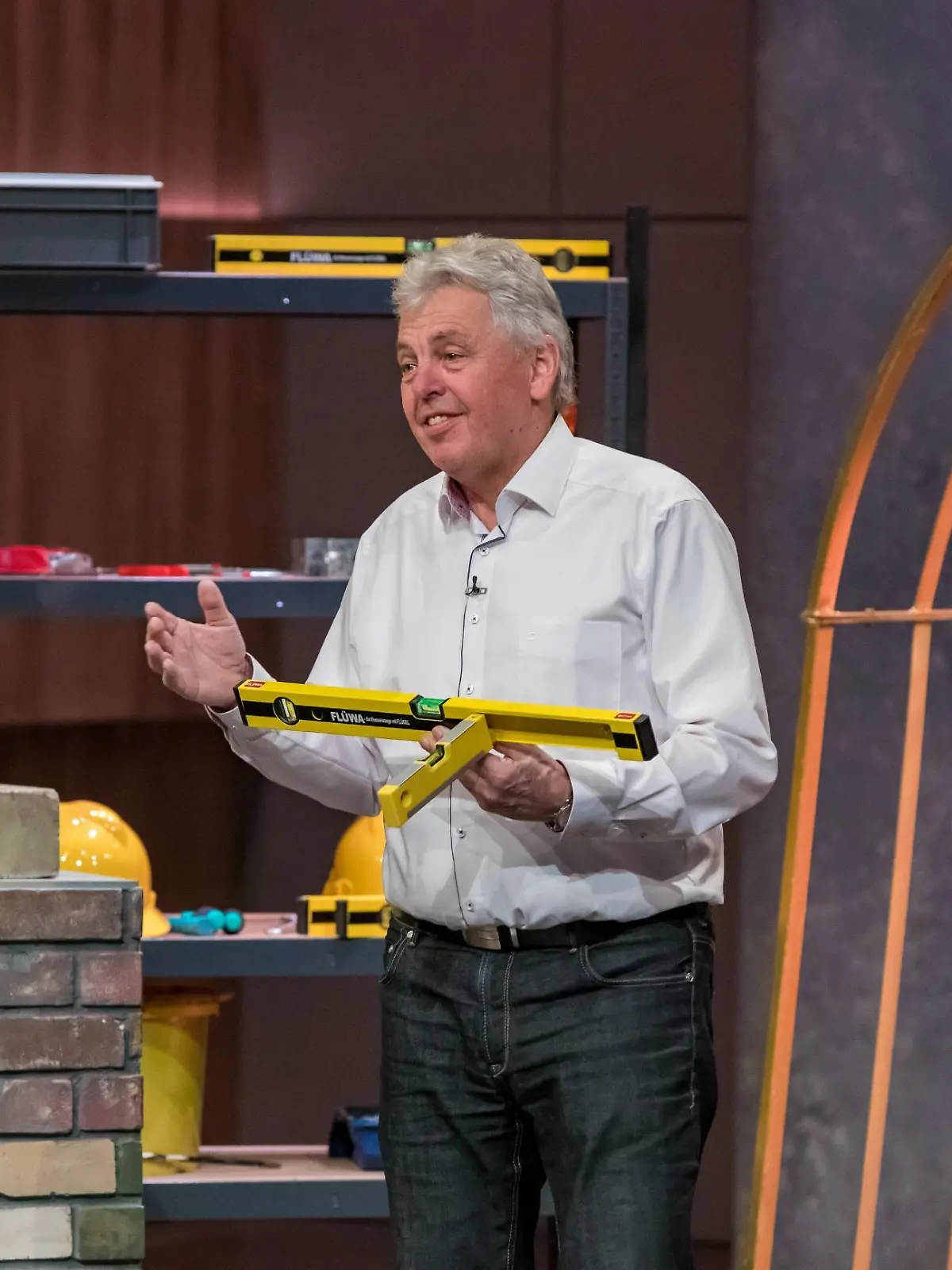 Karlheinz Voll aus Osthofen präsentiert "FLÜWA", die Wasserwaage mit Flügel. Er erhofft sich ein Investment von 60.000 Euro für 20 Prozent der Anteile an seinem Unternehmen.  Die Verwendung des sendungsbezogenen Materials ist nur mit dem Hinweis und Verlinkung auf TVNOW gestattet.