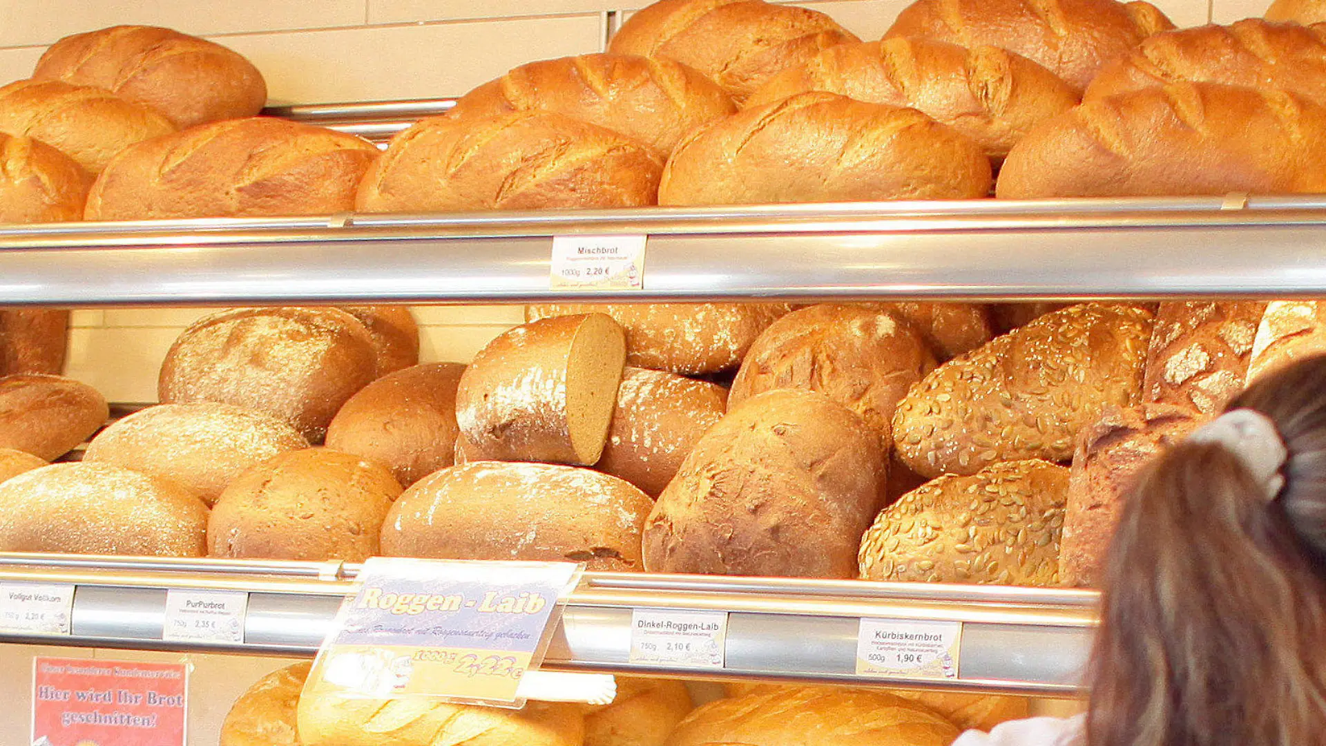 ARCHIV - Eine Verkäuferin greift am 14.03.2011 in einer Filiale einer traditionellen Bäckerei in Zwenkau (Landkreis Leipzig) nach einem Brot. (ZU dpa "Bäcker zwischen Pleite und Finanzinvestoren - Am Bahnhof läuft's" vom 20.09.2017) Foto: Jan Woitas/dpa-Zentralbild/dpa +++(c) dpa - Bildfunk+++