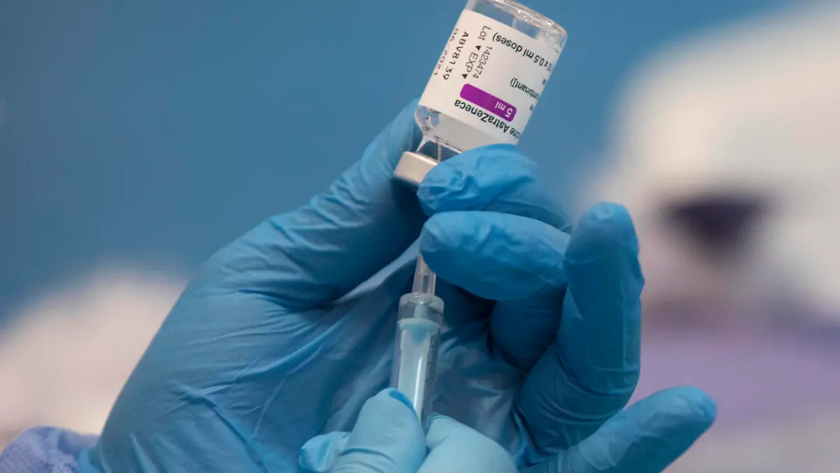  A healthcare professional holds a syringe with a vial of AstraZeneca s COVID-19 vaccine at a vaccination device at the SADUS pavilion in Seville, Andalusia, Spain, March 24, 2021. 25 MARCH 2021 Maria Jos Lopez / LagenciaEP 03/25/2021 Seville Andalusia Seville Andalusia Spain Copyright: xMariaxJos xLopezx 3620832